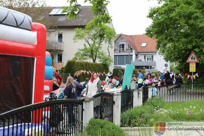 In der Schulstraße zwischen Kita und Krippe standen neben der Hüpfburg auch Dutzende Bierzeltgarnituren für die Gäste bereit. 