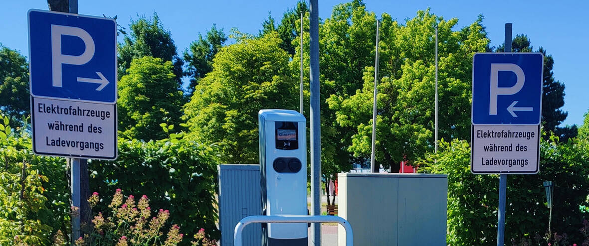 Parkplatz für Elektrofahrzeuge am Rathaus Heßdorf