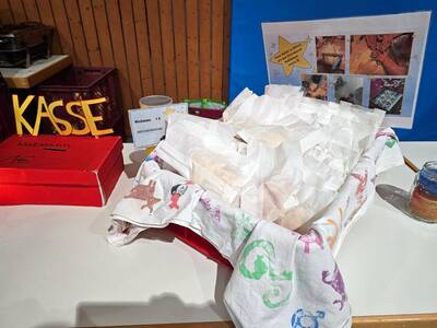 Die selbstgebackenen Weckmänner wurden für je einen Euro verkauft. Der Erlös kommt den Aktionen des Elternbeirats zugute.