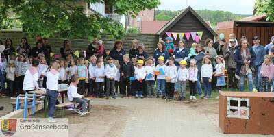 Zum Ende des zeitlichen Abrisses sangen alle Kinder und Erzieherinnen zusammen noch das Jubiläums-Seebachwichtel-Lied - eine Abwandlung von "Die Affen rasen durch den Wald".