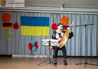 Die Ukrainerin Nataliia Hrabarska trat beim Frühlingsfest mit mehreren Gesangsstücken auf; hier an der Bandura.