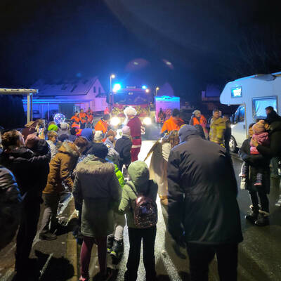 Auch am Kiefernwald warteten schon zahlreiche Kinder sehnsüchtig auf den Heiligen mit seinen kleinen Geschenken.