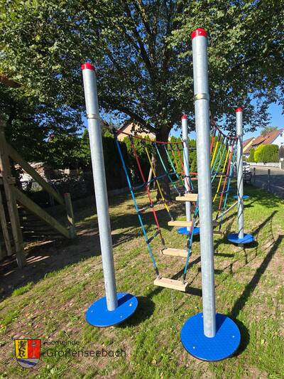 Auf der neuen Balancierbrücke trainieren Kinder ihr Gleichgewicht und ihre motorische Koordination sowie Konzentration und Achtsamkeit.