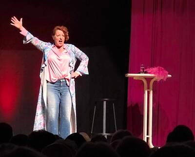 In ihrer Rolle als "Mary from Bavary" lieferte Kabarettistin Luise Kinseher bei ihrem Auftritt beim Großenseebacher Herbst 2025 eine tolle Performance vor restlos ausverkauftem Haus.