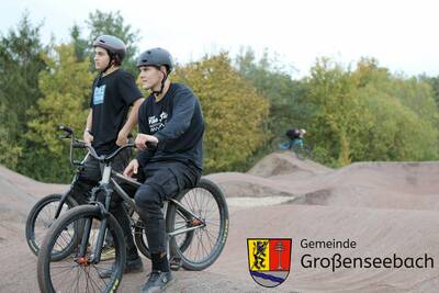 Die BMX-Profis beim Beobachten und Fachsimpeln.