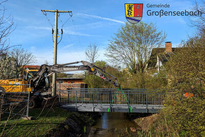 Nach dem erfolgreichen Einheben steht noch die Endmontage der etwa zehn Meter langen Brücke an sich an und dann folgen noch Restarbeiten durch den gemeindlichen Bauhof.