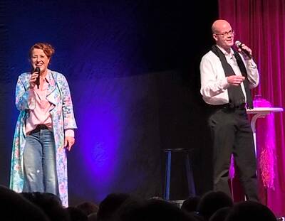 Einige musikalische Darbietungen des Programms waren Duette zwischen Luise Kinseher und Simon Ernst. 