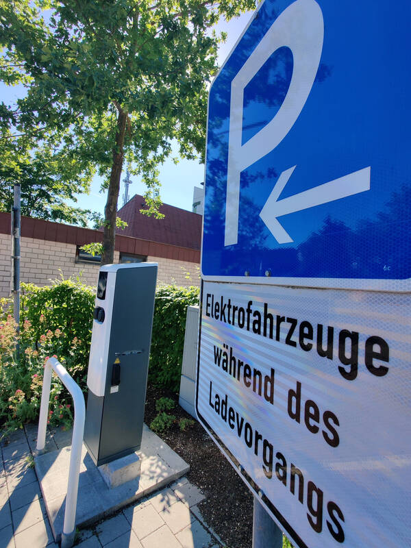Ladesäule am Parkplatz für Elektrofahrzeuge am Rathaus Heßdorf