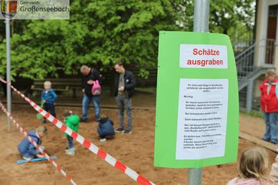 Im Sandkasten konnten die Kinder nach vergrabenen Schätzen suchen.