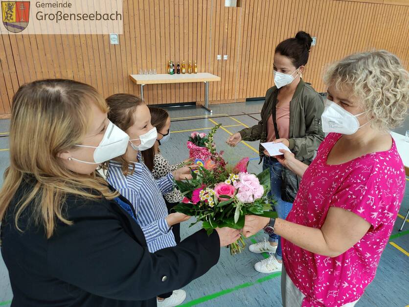 Schulleiterin Simone Hertlein (l.) und zwei Schülerinnen danken Carmen Pünjer (vorn r.) für inzwischen elf Jahre Organisation der Großenseebacher Schulweghelfer:innen. Unter ihnen ist auch Anja Büchl (hinten rechts), die bereits vier Jahre dabei ist.