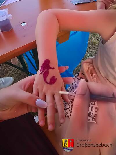Bei den Elternbeiräten konnten sich die Kinder mit Glitzertattoos versehen lassen...