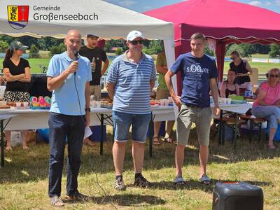 Zur Eröffnung bedankte sich der Erste Bürgermeister Jürgen Jäkel (l.) unter anderem auch beim größten Sportverein der Gemeinde, dem FSV, der auch mit zwei Vorständen beiwohnte. Der Spielplatz befindet sich nämlich auf dem sogenannten "B-Platz" und damit dem Sportgelände des Vereins. 