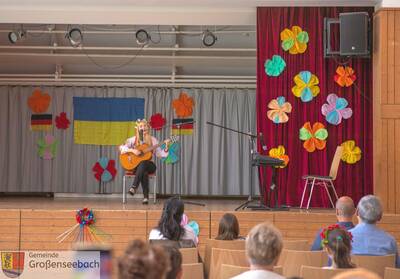 Wie hier durch Victoria an der Gitarre gab es zahlreiche musikalische Darbietungen an diesem Nachmittag.