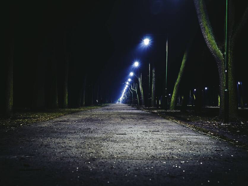 Staßenbeleuchtung durch Straßenlaternenen bei Nacht