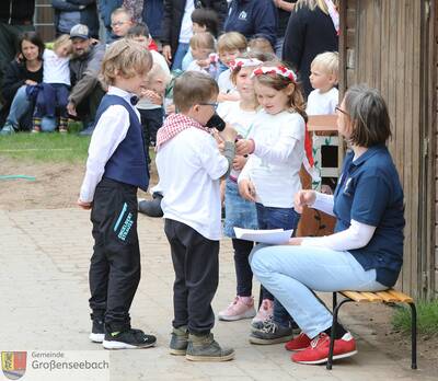 Die Kinder spielten die Entstehung der Einrichtung nach. Hier rufen die Gründerinnen der Kita den Bürgermeister um Hilfe, weil kein Platz für neue Kinder ist.