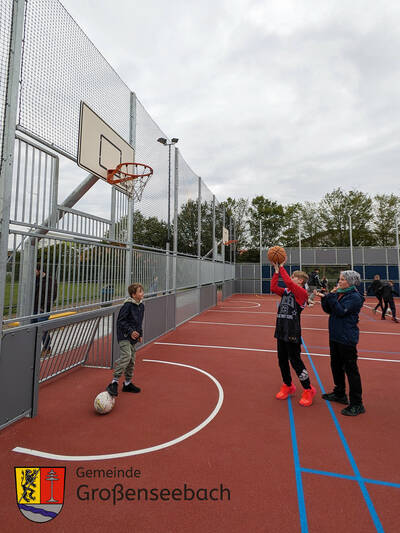 Nach den kurzen Reden gab es kein Halten mehr. Die Anlage wurde sofort bespielt. Vor allem die Basketballkörbe... 