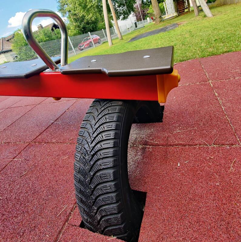 Spielplatz Hutweg Großenseebach - Vierfachwippe mit Blick zur Doppelschaukel