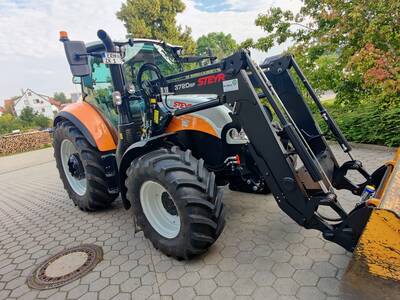 Der Steyr 4110 Multi ET ist mit einem Frontkraftheber, Gewichtsträger, Lenkradknopf, Frontlader-Konsole und Zusatzscheinwerfern ausgestattet. 