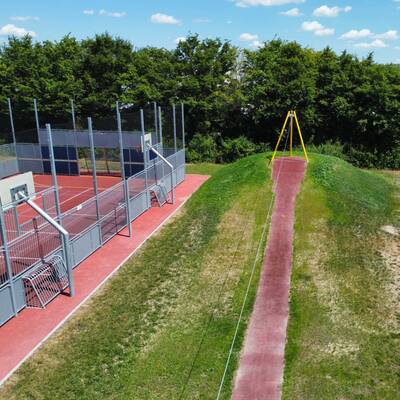 Rot leuchtet der Fallschutz und bietet einen schönen Farbkontrast: die neue Seilbahn neben der Multisportanlage.