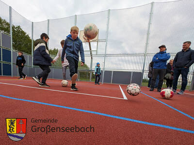 Und wer nicht gerade auf Tore schoss, übte fleißig und zeigte stolz, wie gut er oder sie das runde Leder bereits beherrscht. Die Gemeinde wünscht allen Nutzern der neuen Multisportanlage viel Spaß!