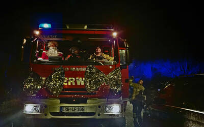 Dann fuhren die Kameraden der Feuerwehr den Nikolaus durchs Dorf...
