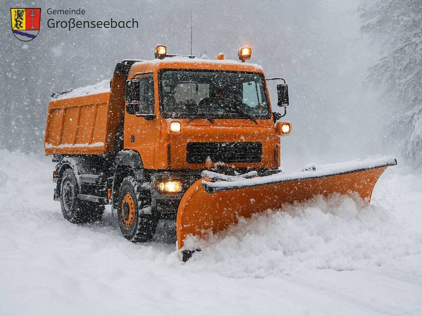 Winterdienst Räumfahrzeug mit Schneepflug