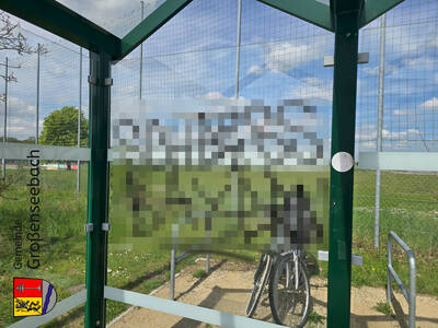 Die Graffiti-Texte waren erneut häufig benutzte Fußballparolen, die auf die Rückwand geschmiert wurden.