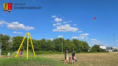 Am späten Nachmittag nutzten einige Kinder und Eltern die leichte Briese, um auch noch einen Drachen steigen zu lassen.
