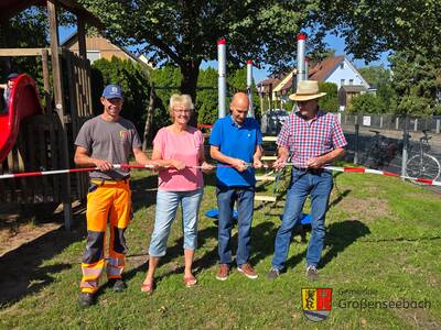 ... schritten die "Offiziellen" der Gemeinde auch gleich zur Tat (Bauhof-Chef Robert Schäfer, Gemeinderätin Heike Weiser und die Bürgermeister Jürgen Jäkel und Rudi Riedel (v.l.n.r.) Schließlich wollte das obligatorische Band zur Eröffnung noch zerschnitten werden.