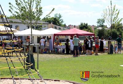 Die Eröffnung wurde von den der Gemeinde sowie den Elternbeiräten von Kita und Schule ausgestaltet, die Pavillons aufgebaut hatte.