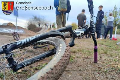 SO und nicht anders muss das Bike nach einem erfolgreichen Tag auf dem Pumptrack aussehen! ;-) Am Eröffnungstag wurden gefahren bis zum Einbruch der Dunkelheit. Wir wünschen allen Besuchern allseits gute und unfallfreie Fahrt auf dem Bikepark Großenseebach!