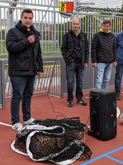 Auch Armin Hildebrand (l.), Gebietsleiter der bauausführenden Firma Kompan für Nordbayern, richtete einige Worte an die zahlreichen Gäste, die zur Eröffnung der Anlage gekommen waren. 