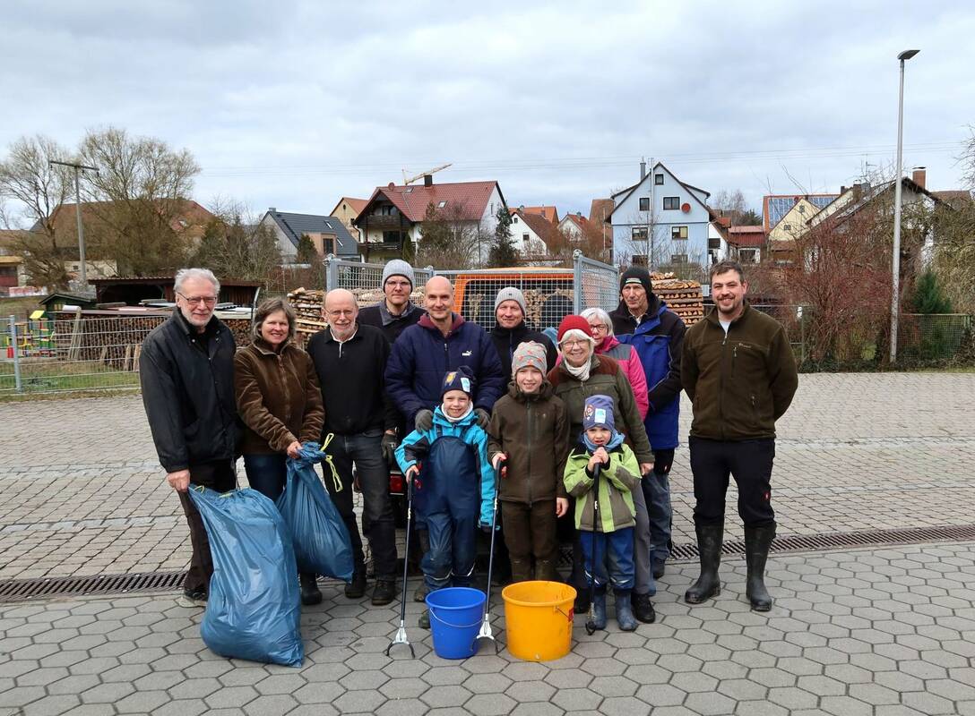 Teilnehmer an der Aktion Saubere Seebach in Großenseebach am 11.03.23
