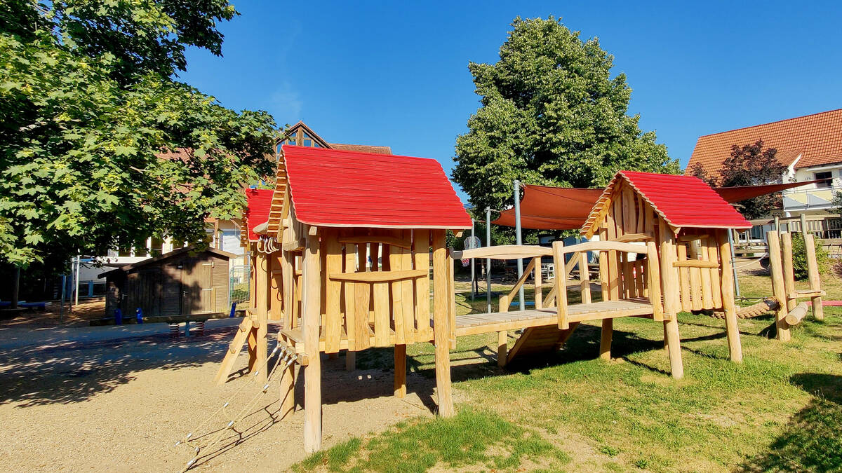 Kita Seebachwichtel Großenseebach - Baumhäuser im Garten