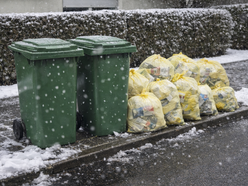 Altpapier Gelber Sack Winter Straßenrand
