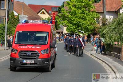 Dem Umzug eröffneten die Gastgeber mit ihrem Mannschaftstransportwagen (MTW).