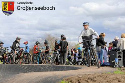 Der "Eingang" zum Asphalt-Pumptrack ist der Beginn des Tracks. Von hier aus ...  