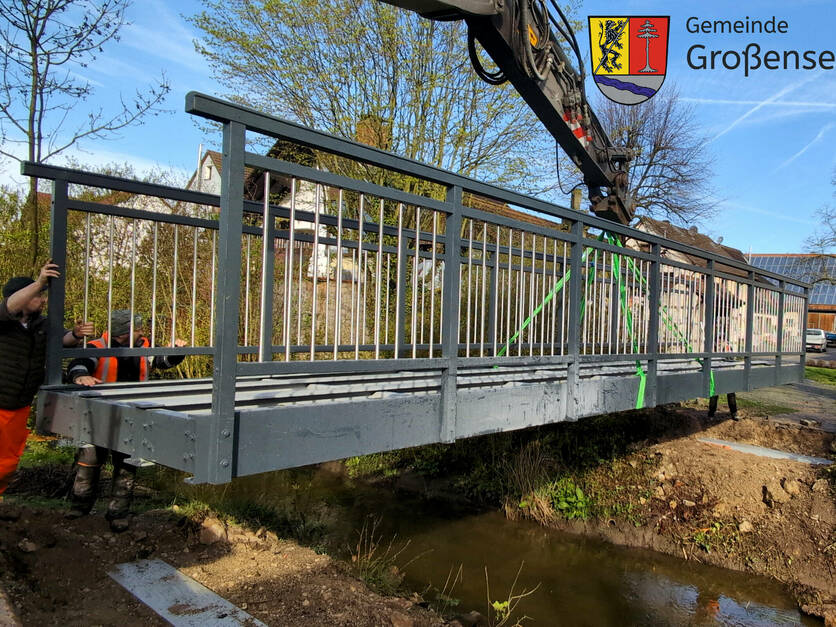 Einheben der neuen Fußgängerbrücke am alten Dorfplatz in Großenseebach am 05.04.2024