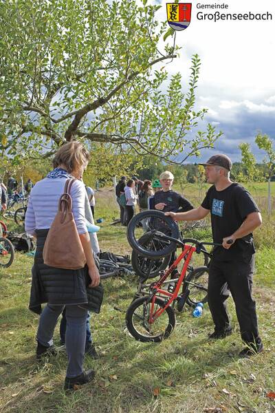 Wer keine Ausrüstung dabei hatte, musste nicht verzagen. Es gab BMX-Räder und auch Radhelme zum kostenlosen Ausleihen.