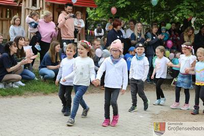 Neben den Erzieherinnen säumten natürlich auch viele Eltern, Großeltern und Geschwisterkinder den Garten und applaudierten schon beim Einzug der Kinder.