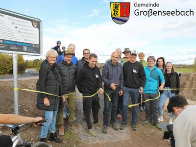 Bürgermeister Jürgen Jäkel eröffnete gemeinsam mit den Geschäftsführern von Dirtways den Bikepark mit dem obligatorischen Band-Durchschnitt. Zahlreiche Mitglieder des Gemeinderates wohnten dem symbolischen Akt bei und freuen sich über das neue Freizeitangebot.