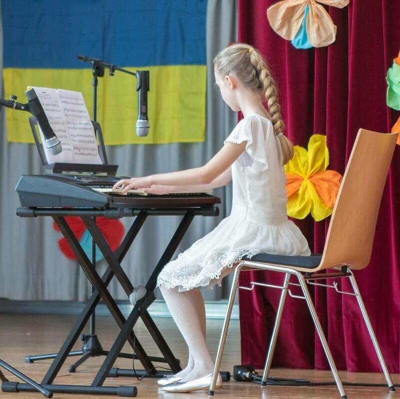 Ukrainisches Frühlingsfest in Großenseebach am 07.05.23 - Luisa am Klavier