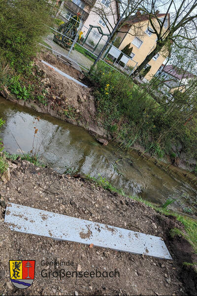 Dazu waren am Vortag schon die entsprechenden Fundamente auf beiden Seiten der Seebach vorbereitet worden.