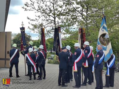 Zu Beginn stellten sich die Feuerwehren vor der Kirche zum Einzug auf.