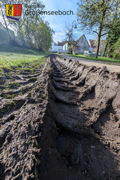 Dazu gehört auch die Anbindung der Brücke an die bestehenden Wege wieder herzustellen, etwa durch Anpflaster und auch das Beheben von kleineren Schäden, die beim Einheben unvermeidlich waren. Danach soll die neue Brücke Anfang kommender Woche (vorauss. spätestens Donnerstag, 12.04.24) offiziell freigegeben werden.