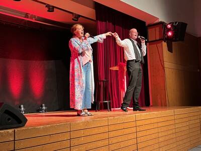 Luise Kinseher bei Großenseebacher Herbst im Duett mit ihrem Tontechniker Simon.