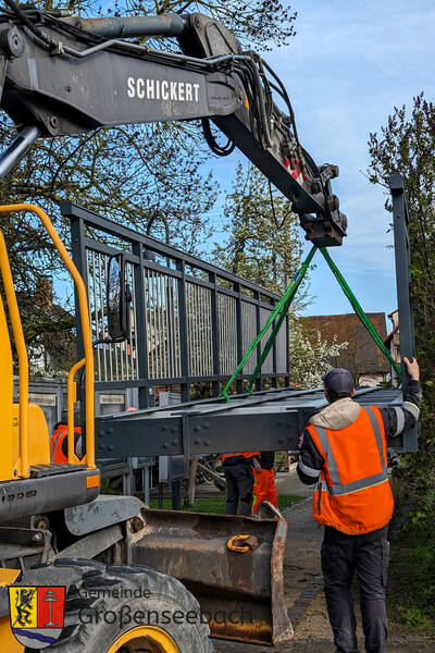 Der Weg war schmal, aber die Arbeiter waren sehr vorsichtig und kamen ohne Schäden durch.