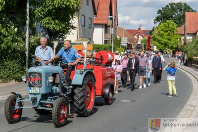 Ein historischer Spritzenwagen der Gemeindefeuerwehr beschloss das Umzugsbild der Gastgeber.