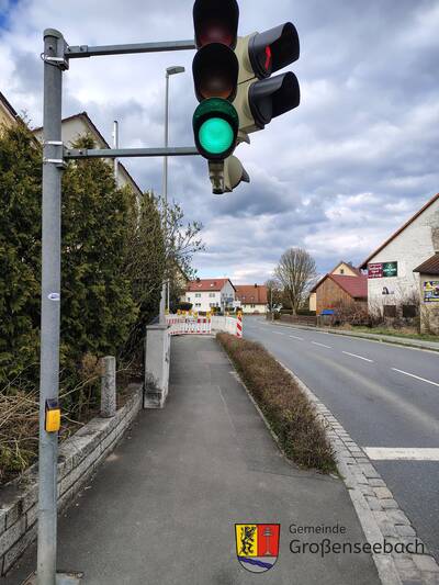Während der Bauarbeiten an der Bushaltestelle ist die Fahrbahn teilgesperrt und es herrscht Ampelregelung, weil ein Notweg für Fußgänger eingerichtet ist.