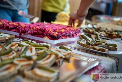 Außerdem gab es etwa eine Art Rote-Bete-Quiche und Brot mit Salo (Rückenspeck) und Gewürzgurken - allesamt traditionelle ukrainische Speisen. 